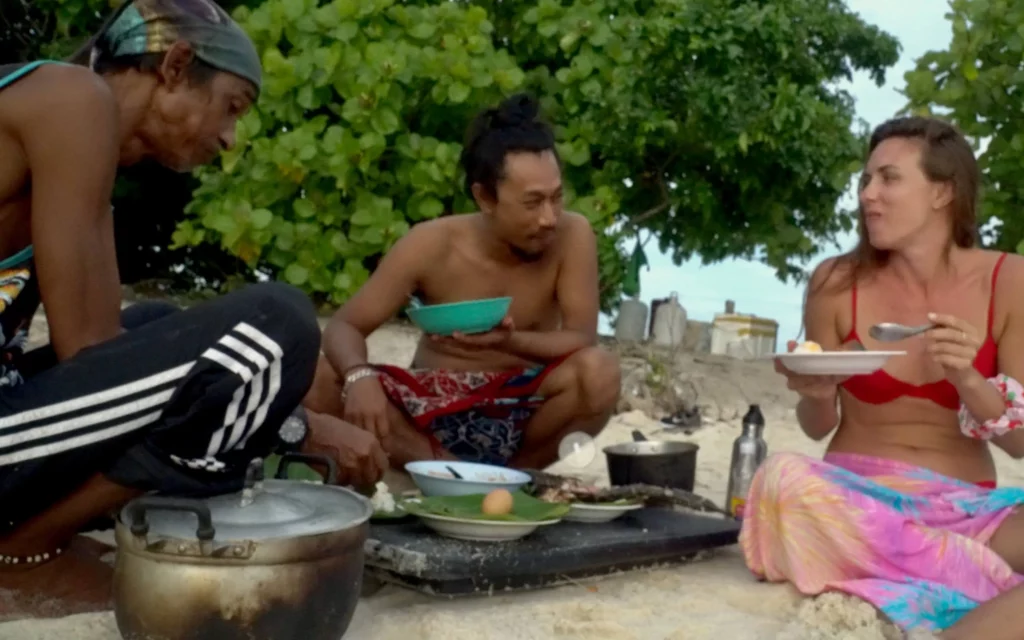 solo traveler eating with locals friends thailand