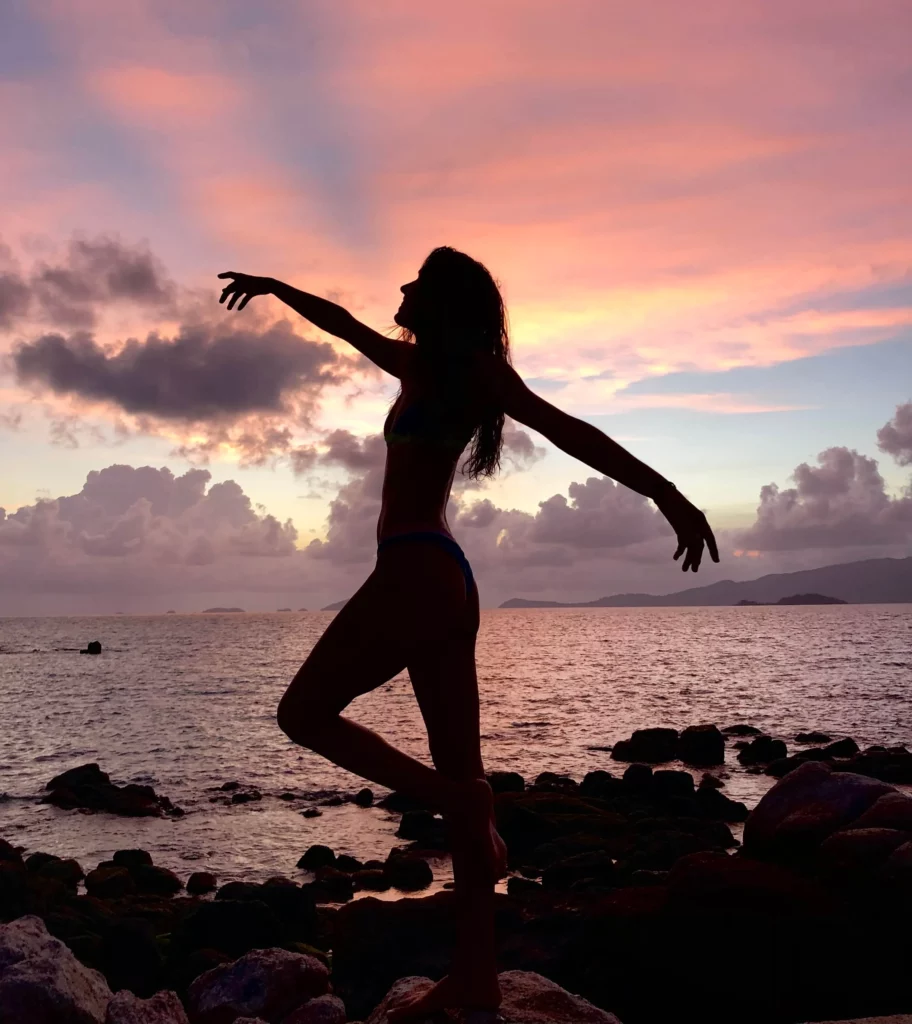 woman silhouette pink sunset thailand benefits of solo travel