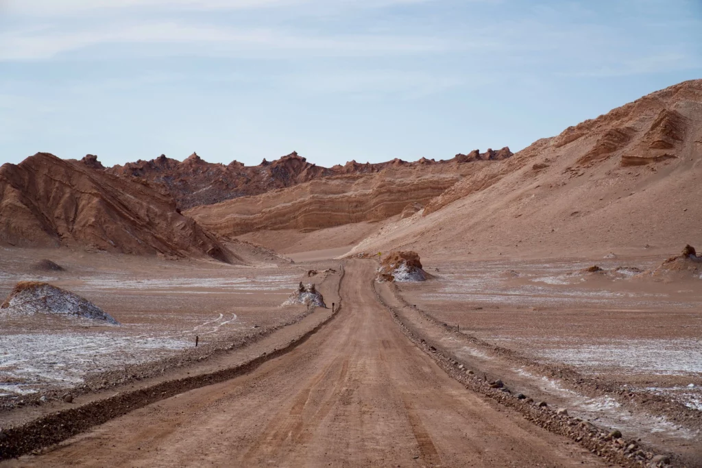 atacama desert road valle de la luna chile